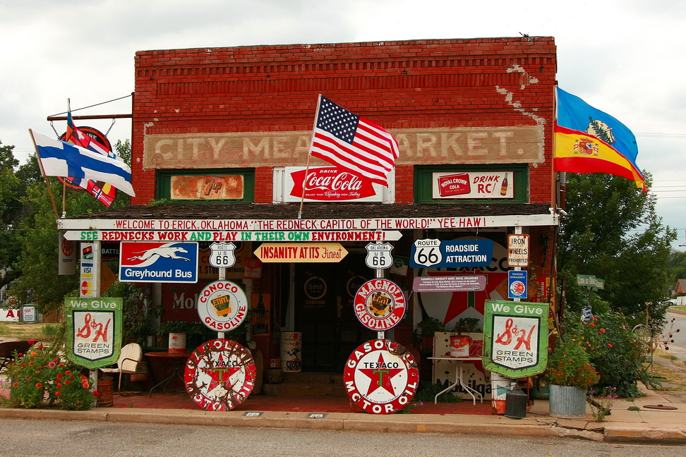 America_040.jpg - Eccetto la resistenza di icone così famose, che rimangono vive ad opera dei turisti...(Erick, Oklahoma)