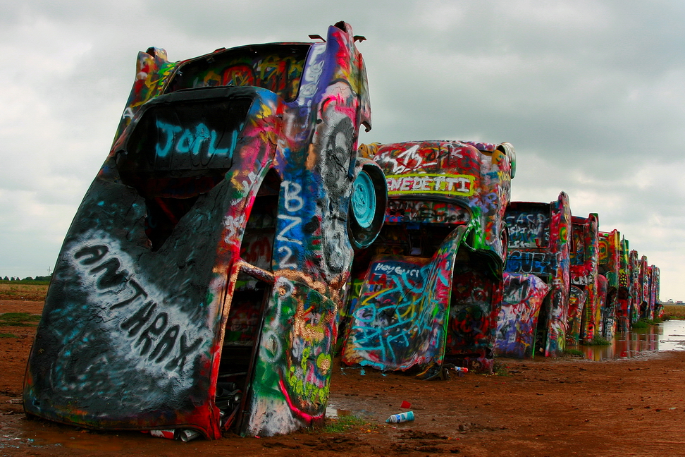 America_047.jpg - Anche i tentativi di "opera d'arte" si intonano alla desolazione del tempo e dell'ambiente circostante...("Cadillac ranch", Amarillo, Texas)