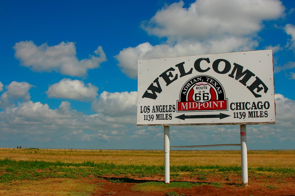 America_048.jpg - Nel Texas la route "66" giunge alla sua esatta metà...("Midpoint", Adrian, Texas)