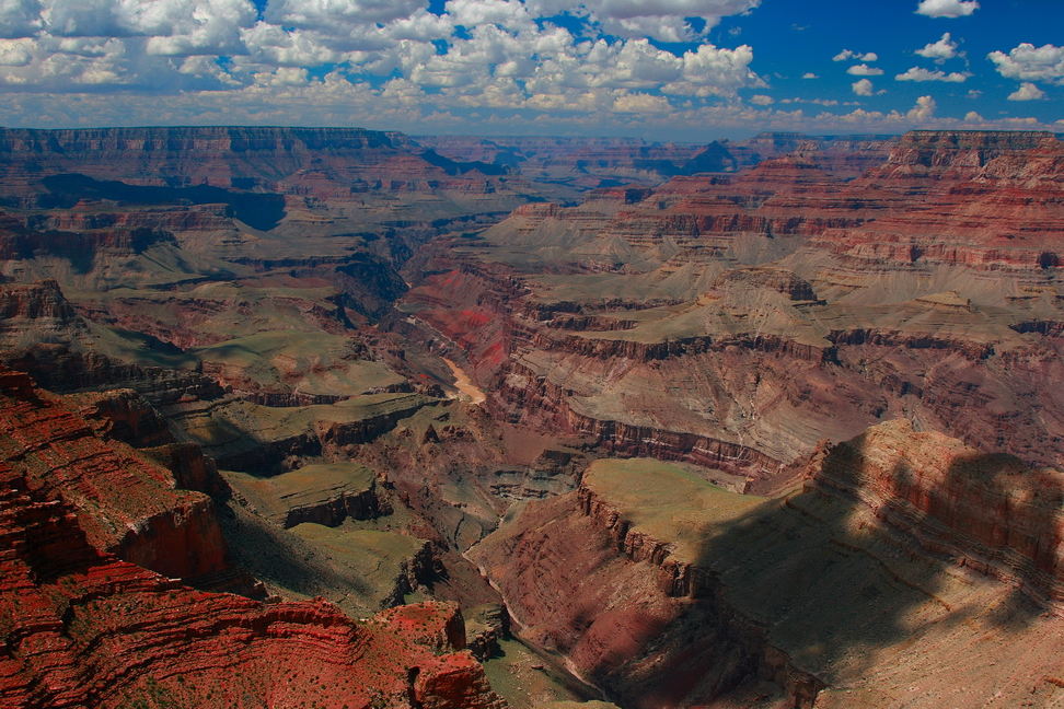 America_060.jpg - Il gran canyon…dalle proporzioni spaventose in cui lo sguardo pian piano si perde…con i suoi 1,5 km di profondità e 16 di larghezza…ostacolo insormontabile alle esplorazioni un tempo…irrinunciabile meta turistica al giorno d’oggi….(Arizona)