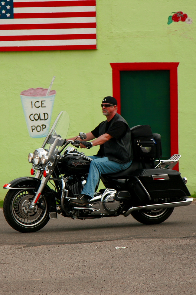 America_078.jpg - ...con i consueti compagni di viaggio…(Seligman, Arizona)