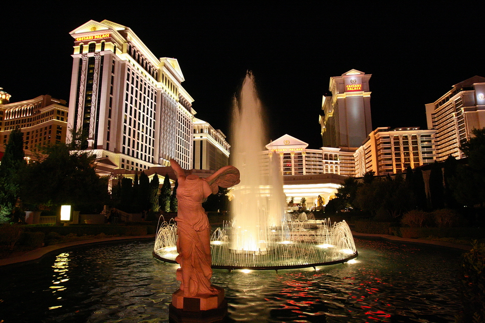 America_080.jpg - Ma una lieve deviazione ci fa giungere attraverso il caldissimo deserto del Nevada a Las Vegas…(Las Vegas, Nevada, Caesars Palace)