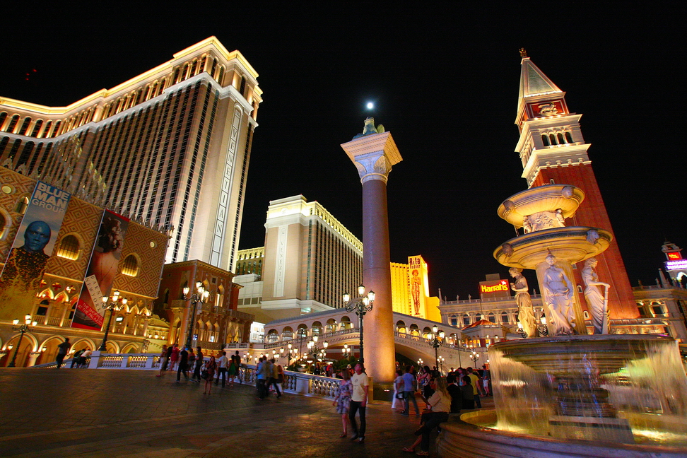 America_082.jpg - E l’Italia…nel bene e nel male è continuamente nei pensieri degli americani…(anche se in modo confuso...mai sentito gondolieri cantate "O' sole mio"?)(Las Vegas, Nevada, Venetian)