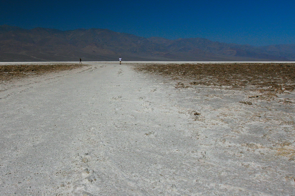 America_089.jpg - Badwater è una depressione di 86 metri sotto il livello del mare…un lago di sale contapposto ad un alta montagna…anche solo pochi passi sotto 48 gradi non sono uno scherzo!(Badwater, Death Valley, California)