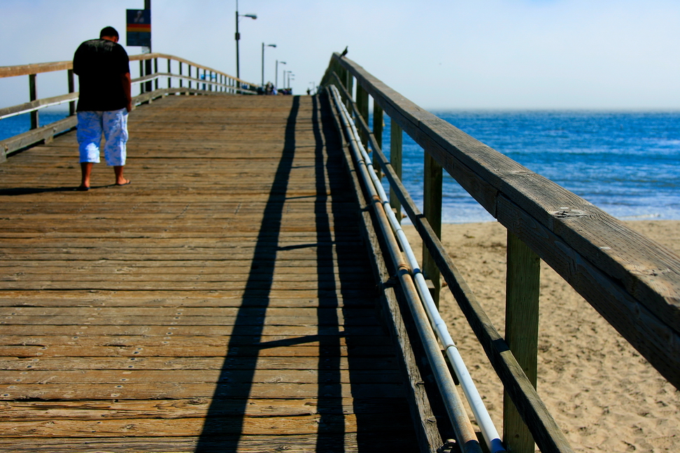 America_099.jpg - lunghi moli di legno proiettati sull’oceano Pacifico sono ottimali per solitarie riflessioni…(Santa Barbara, California)