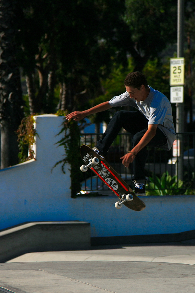 America_102.jpg - Il freddo trasforma i surfisti in abili skateboarders!(Santa Barbara, California)